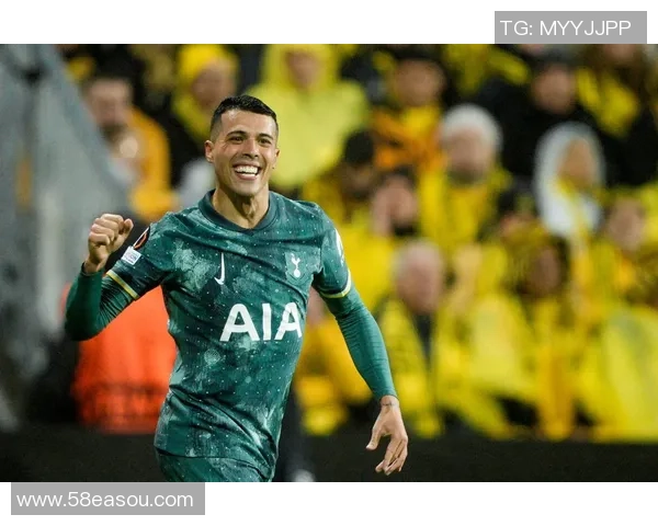 足球巨星闪耀时尚舞台引领潮流风尚与运动魅力完美融合 足球巨星闪耀时尚舞台引领潮流风尚与运动魅力完美融合